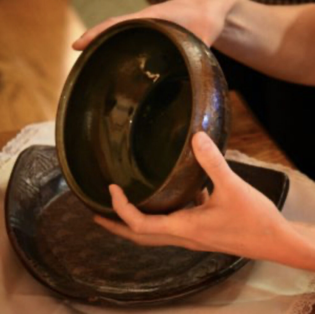 African-inspired pottery dinnerware
by Kiayani Douglas. (Photo ©2020
Glenn Scott Egli)